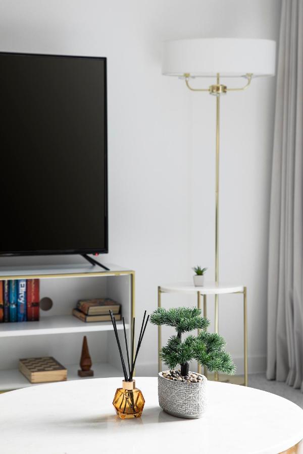 Luxury Spacious Flat With Communal Gardens And Parking Londra Exterior foto